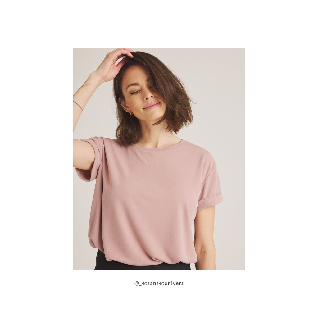 Karin Fine Rib - T-shirt - Vintage Rose - blød modal - set forfra på model - et sanset univers