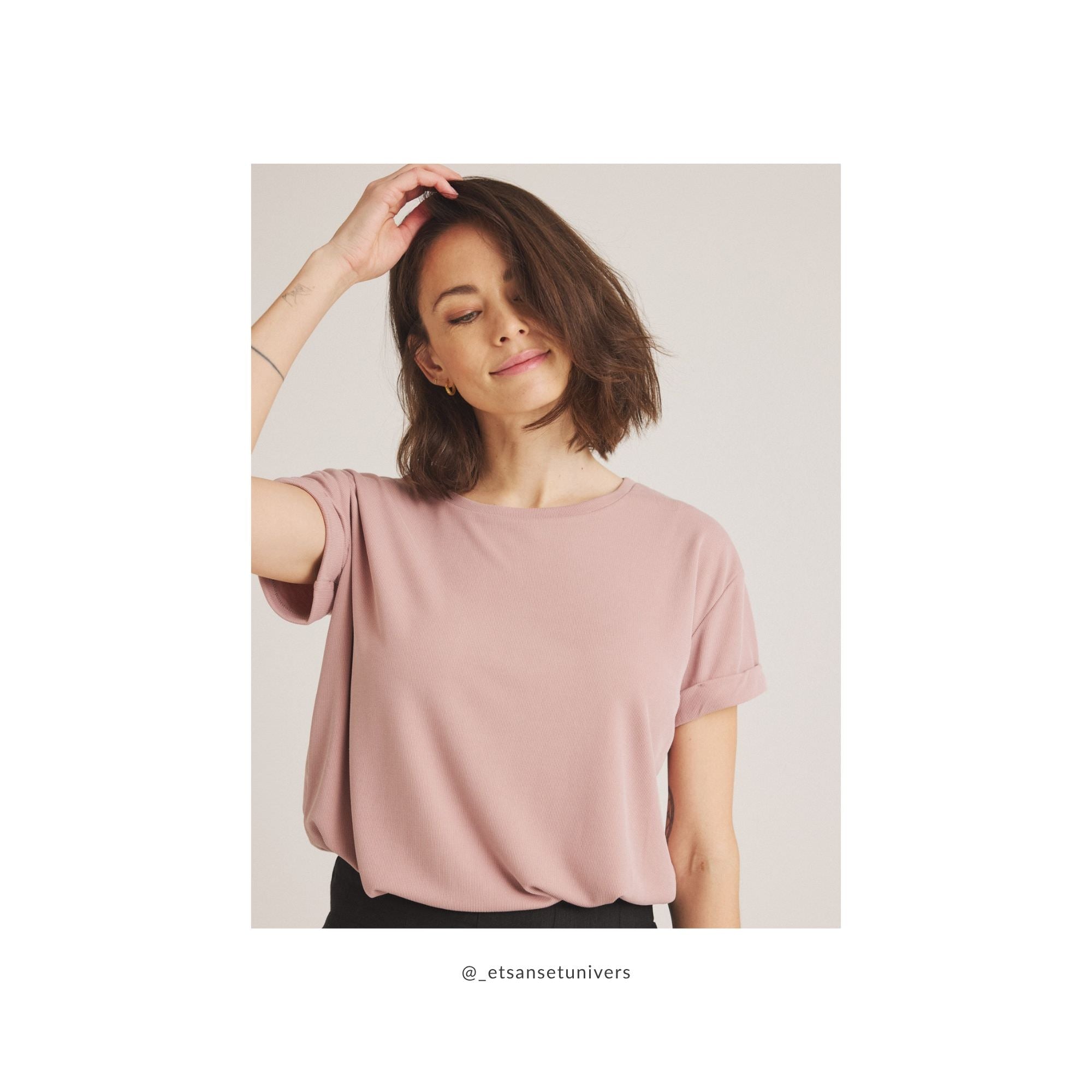 Karin Fine Rib - T-shirt - Vintage Rose - blød modal - set forfra på model - et sanset univers