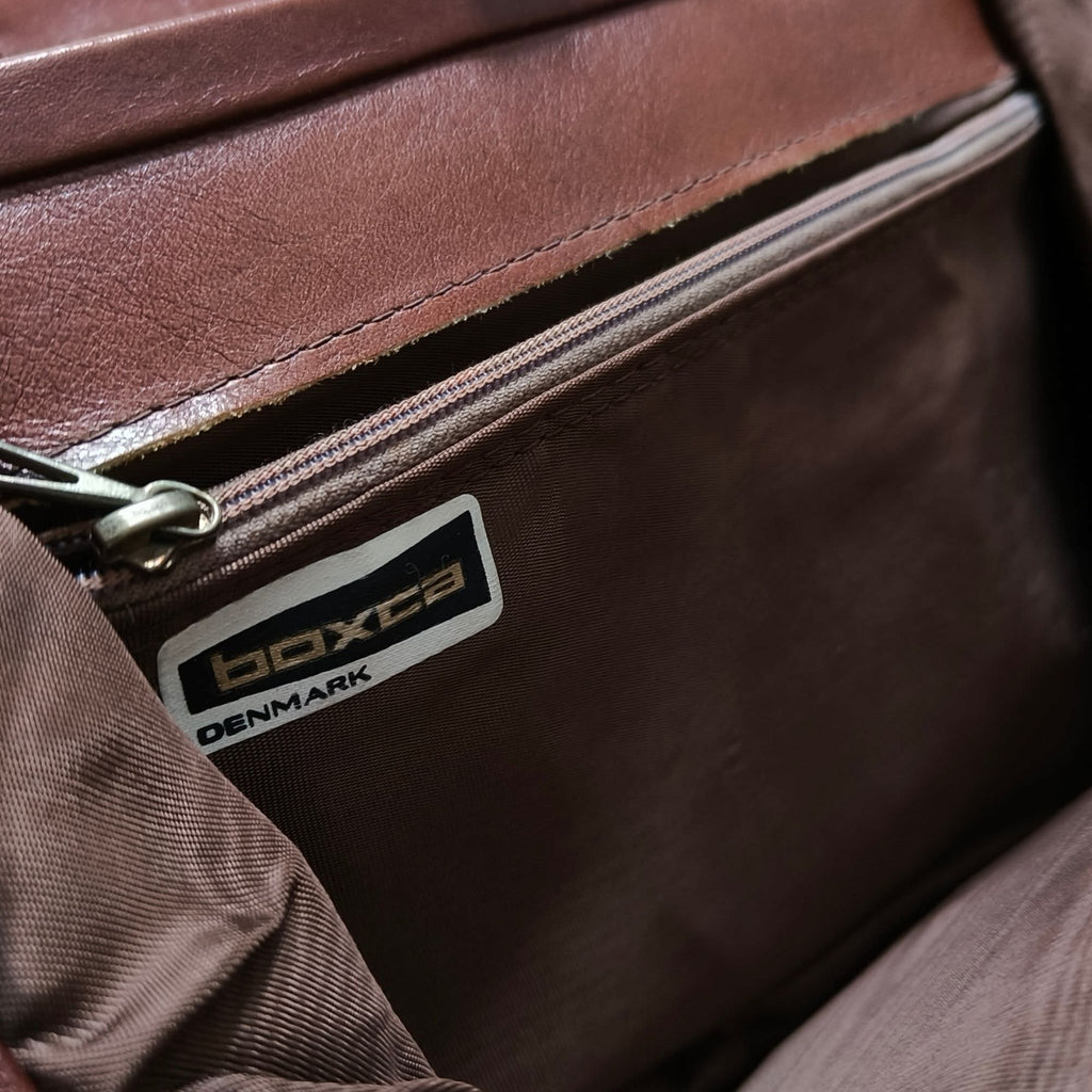 Læder håndtaske i gold og tobacco – dansk design – close up af mærket boxca denmark - Et Sanset Univers