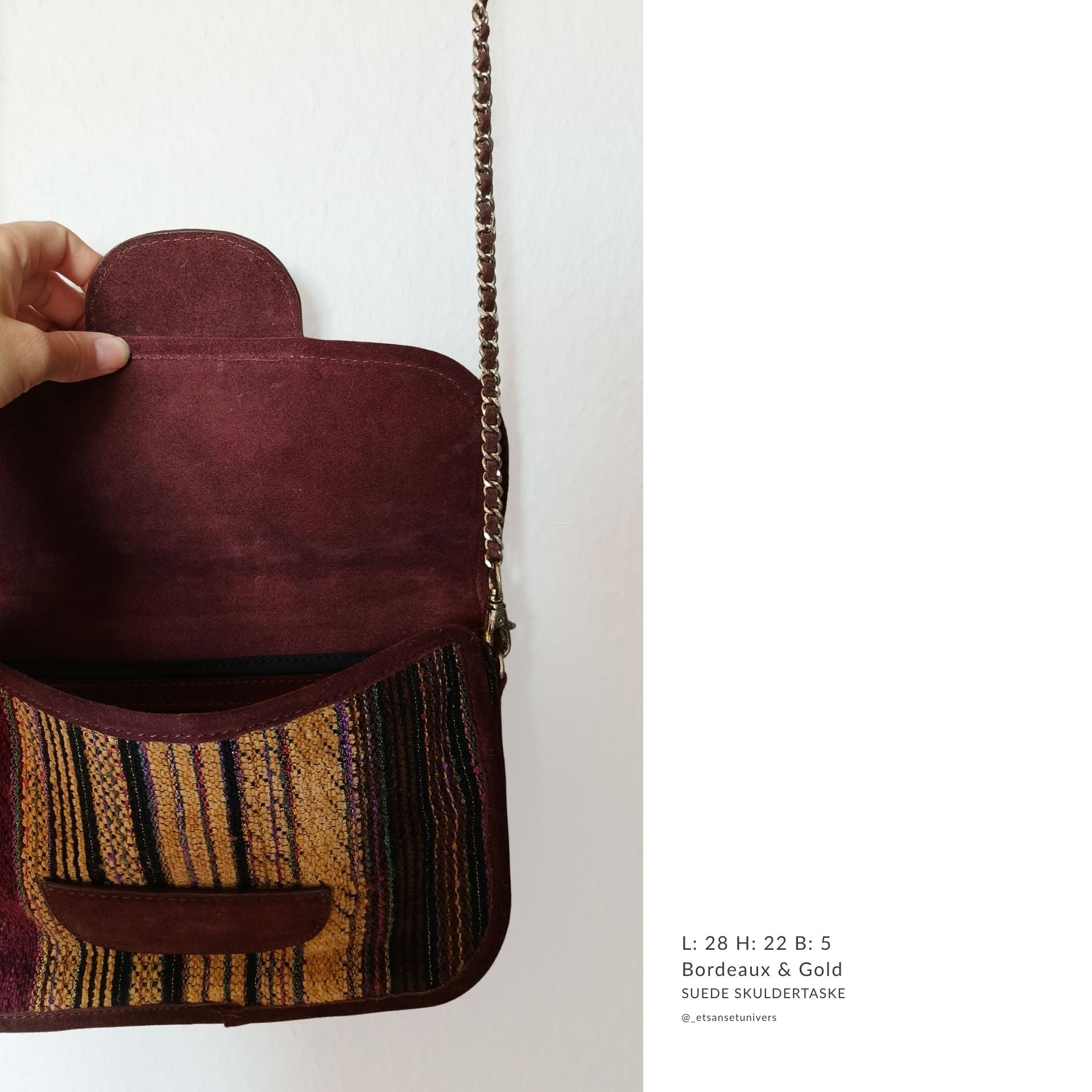 Suede skuldertaske i bordeaux og guld - hånder der åbner tasken - close up – Et Sanset Univers