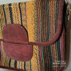 Suede skuldertaske i bordeaux og guld - close up af stof og skind – Et Sanset Univers