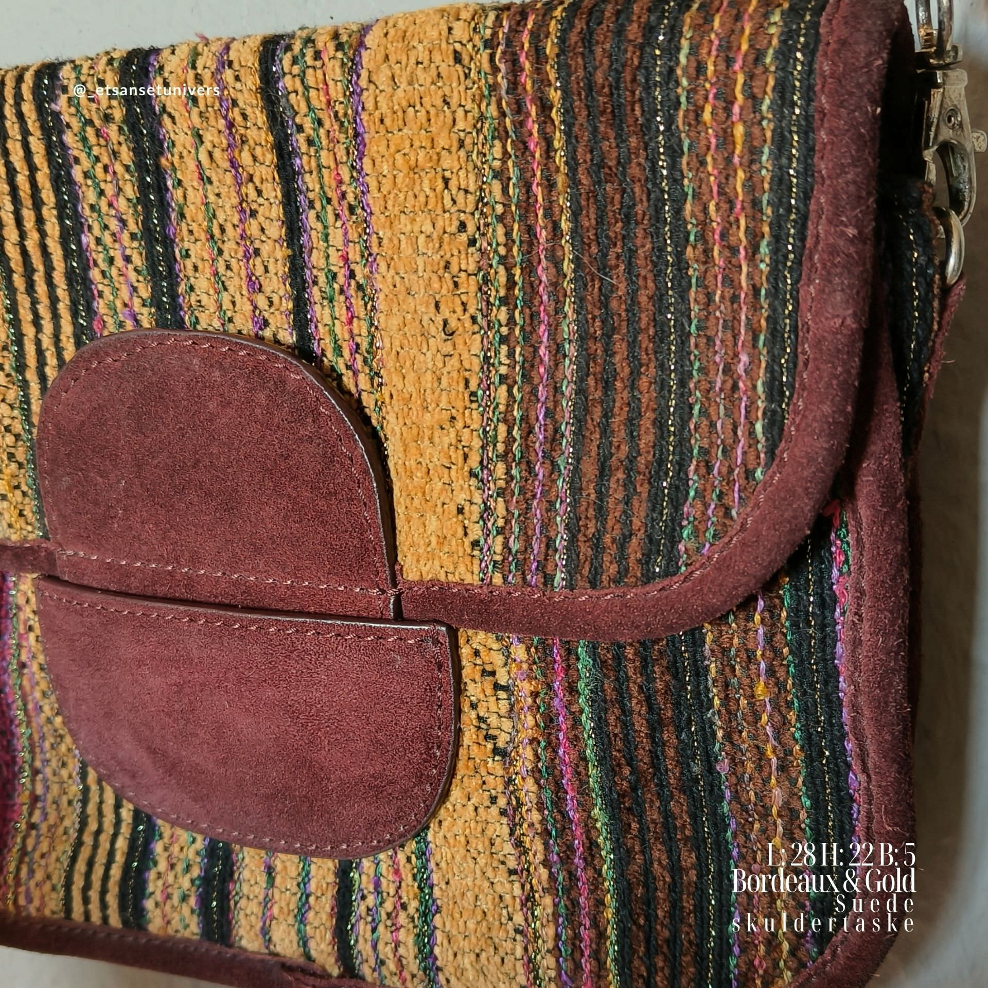 Suede skuldertaske i bordeaux og guld - close up af stof og skind – Et Sanset Univers
