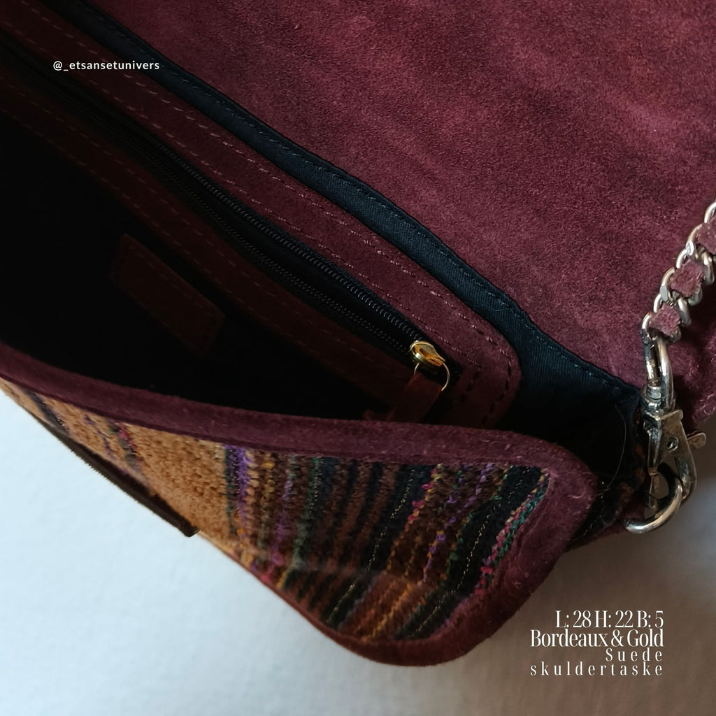 Suede skuldertaske i bordeaux og guld – set indvendigt - Et Sanset Univers