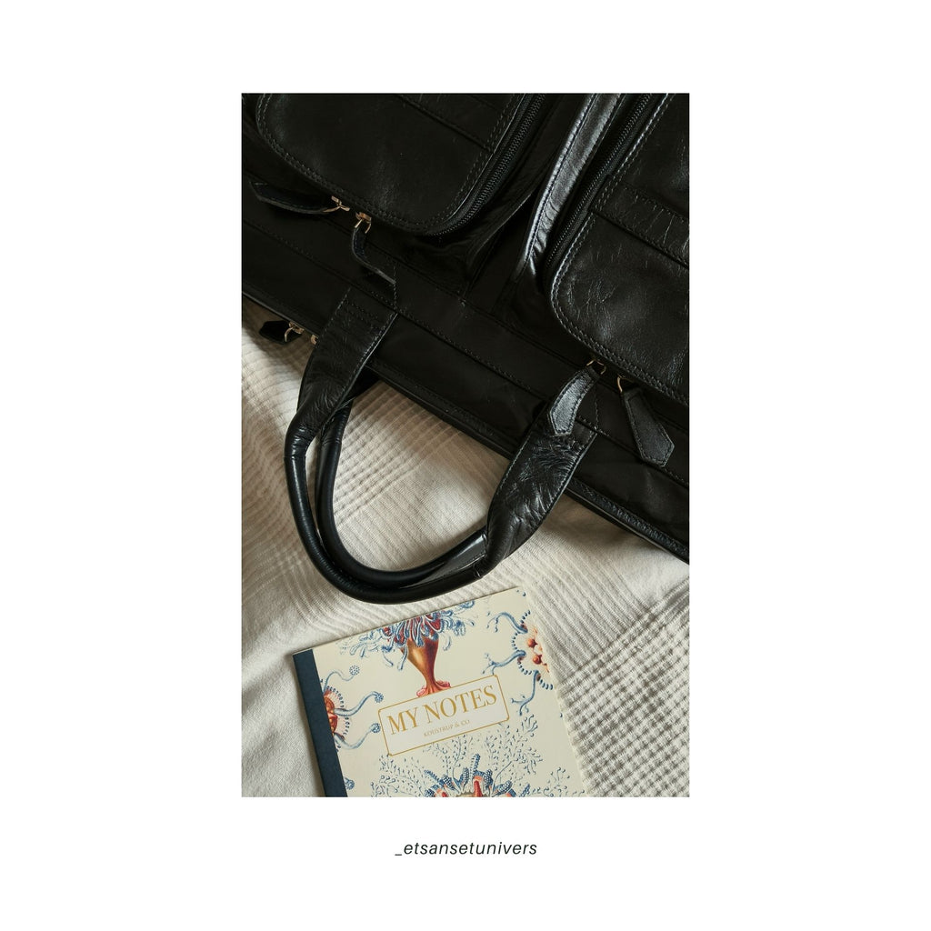 Sort Belsac business taske i læder – close up af tasken med notesbog - Et Sanset Univers