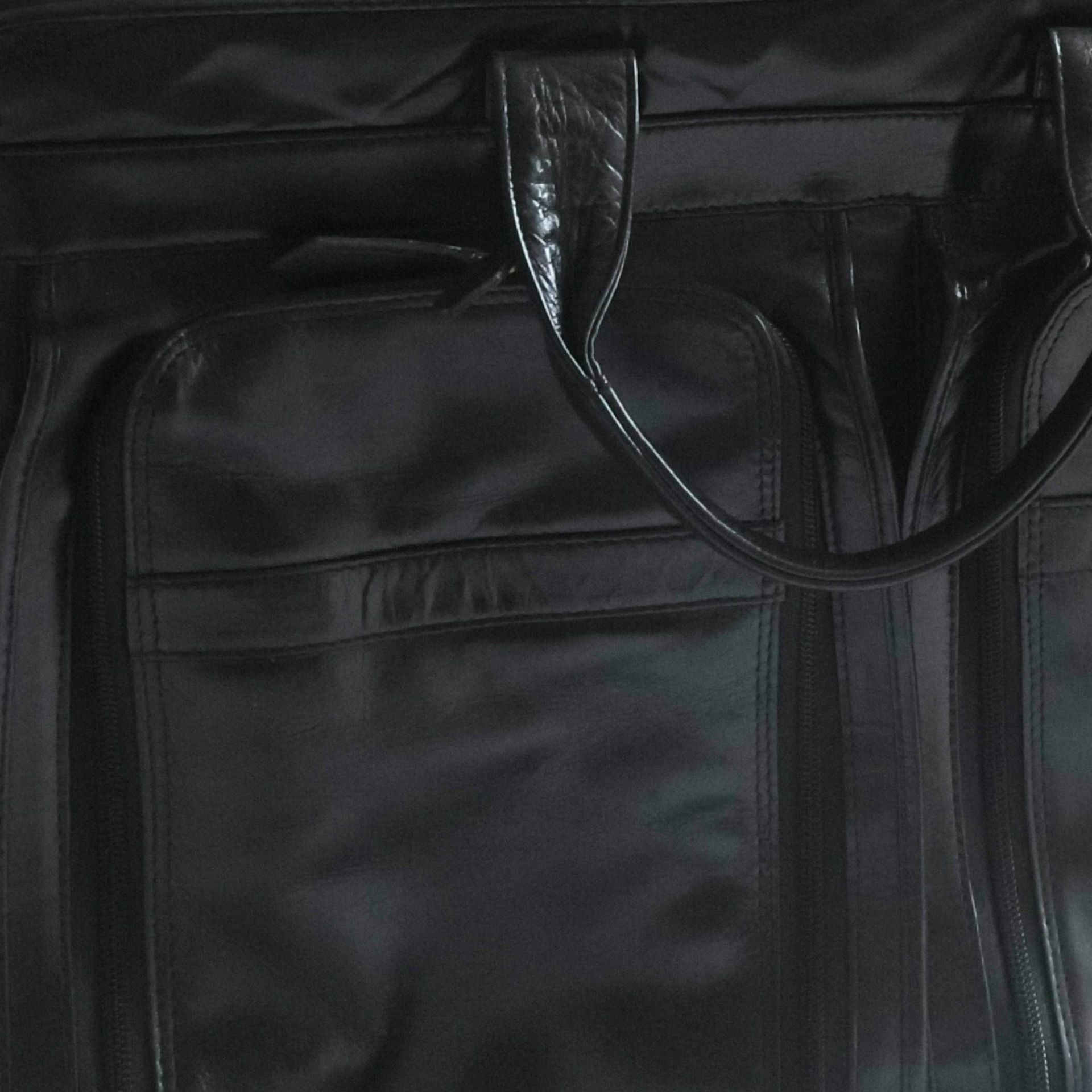 Sort Belsac business taske i læder – close up - Et Sanset Univers
