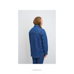 ⭐ bestseller - Mille Denim Skjorte og Jakke - Washed Blue Denim - OEKO-TEX økologisk bomuld - set fra siden - et sanset univers