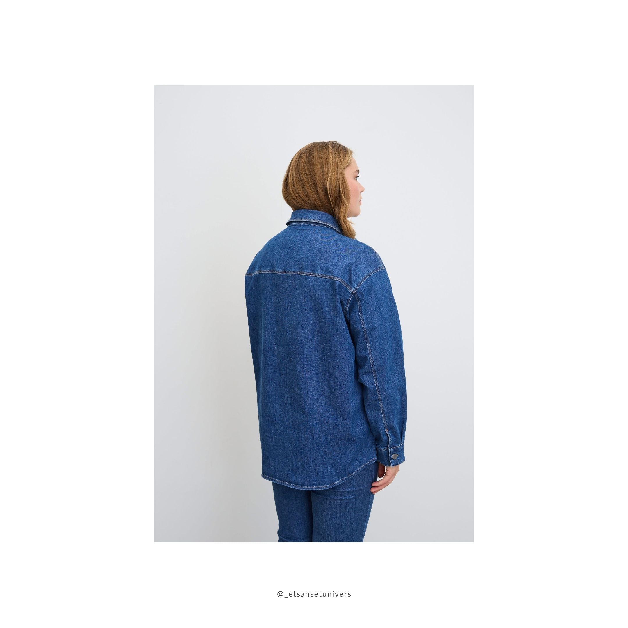 ⭐ bestseller - Mille Denim Skjorte og Jakke - Washed Blue Denim - OEKO-TEX økologisk bomuld - set fra siden - et sanset univers