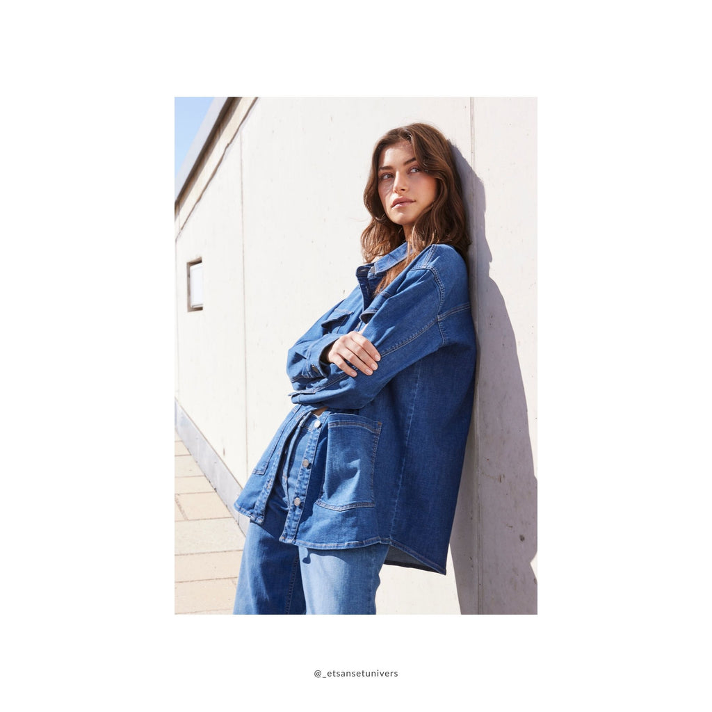 ⭐ bestseller - Mille Denim Skjorte og Jakke - Washed Blue Denim - OEKO-TEX økologisk bomuld - set fra siden - et sanset univers