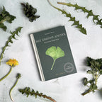 Bog om lægeurter og naturmedicin - stiliseret med lægeurter – Et Sanset Univers