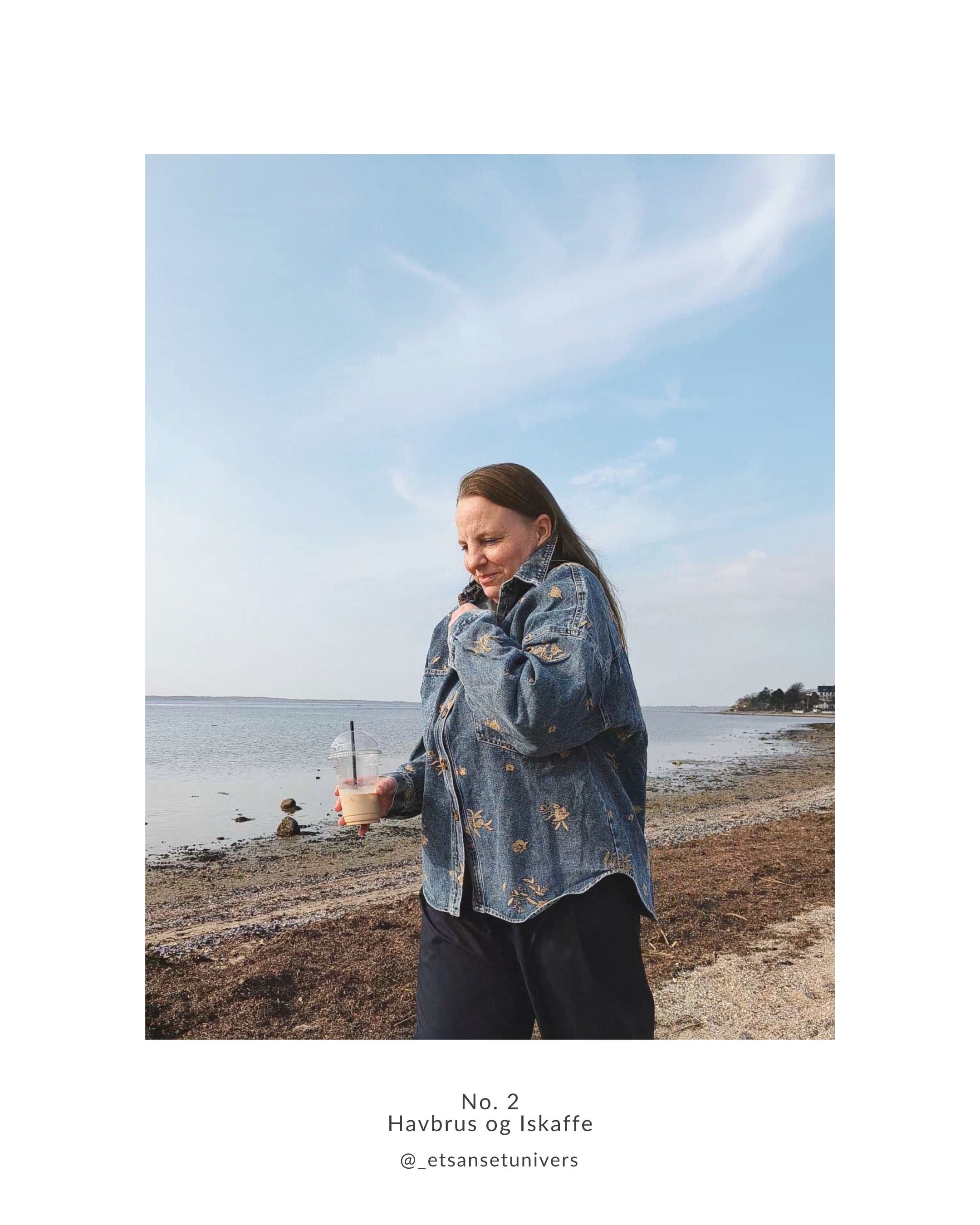 Denim jakke i klassisk snit og feminine detaljer – Linda med Iskaffe, denim jakke og veni bukser og tilhørende Elene skjortebluse - ved Roskildefjord i Frederikssund - Et Sanset Univers