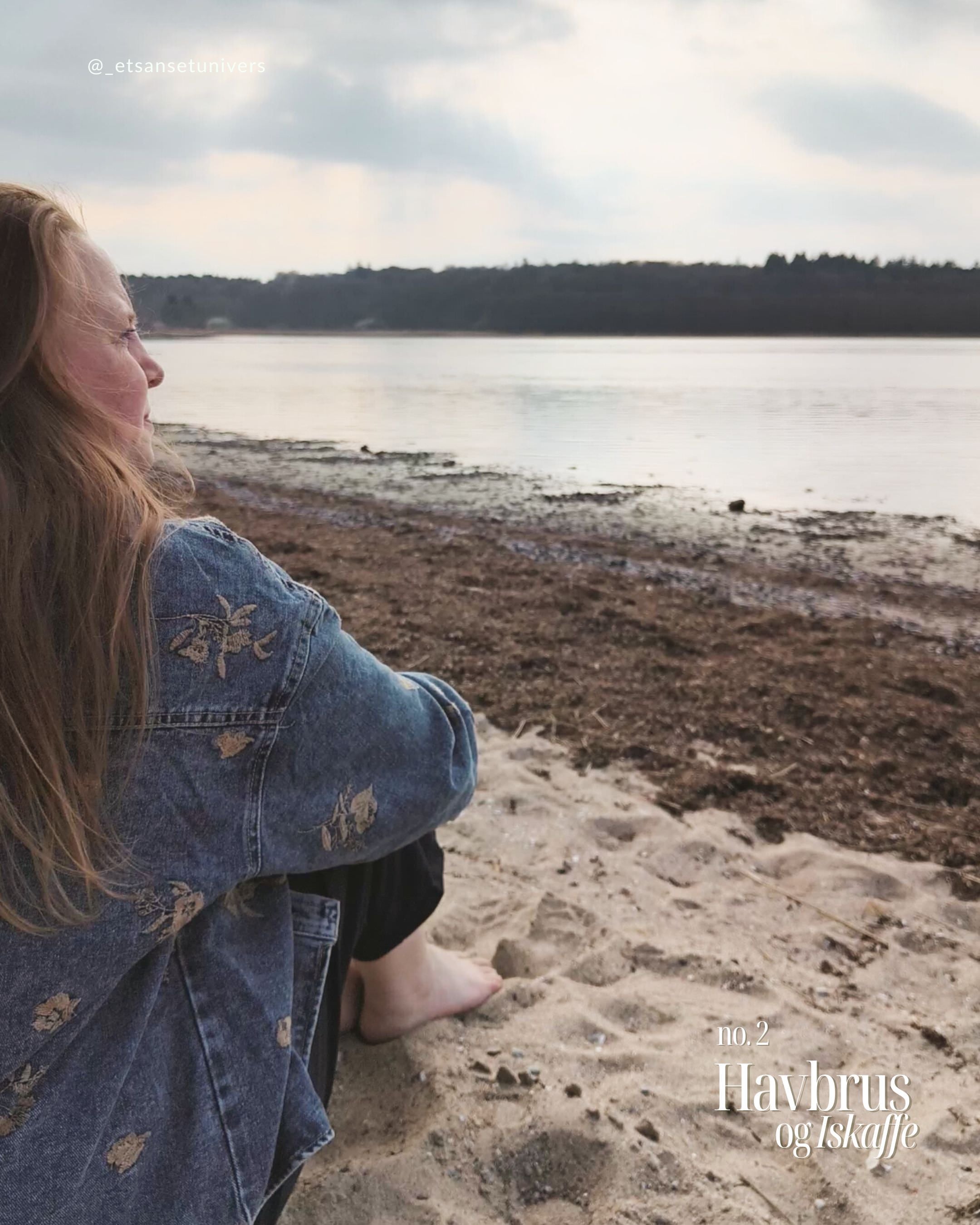 Denim jakke i klassisk snit og feminine detaljer – Linda set fra bagfra sidende i denim jakke og veni bukser - ved Roskildefjord i Frederikssund - Et Sanset Univers