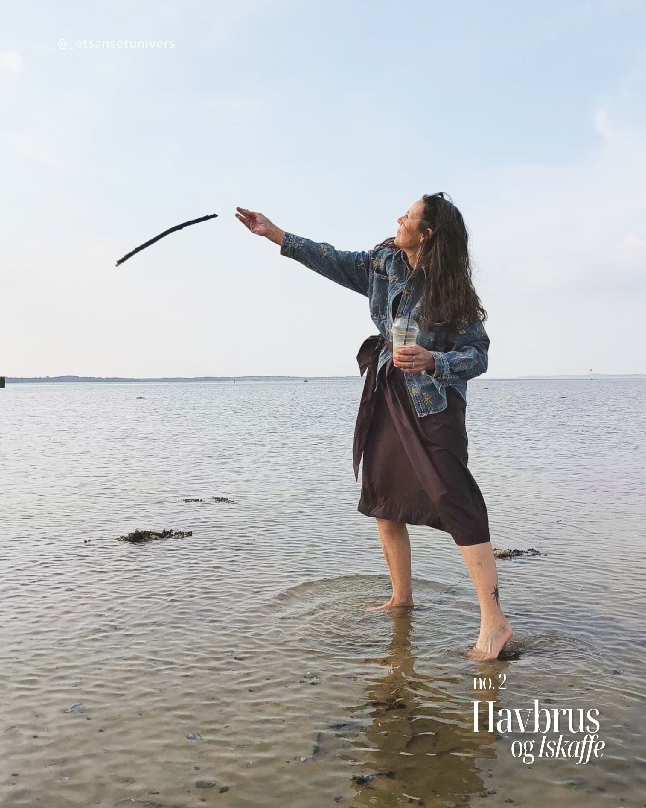 Kjole i chocolate plum med Allydia denim jakke, Helle ved Roskilde Fjord i Frederikssund – Et Sanset Univers