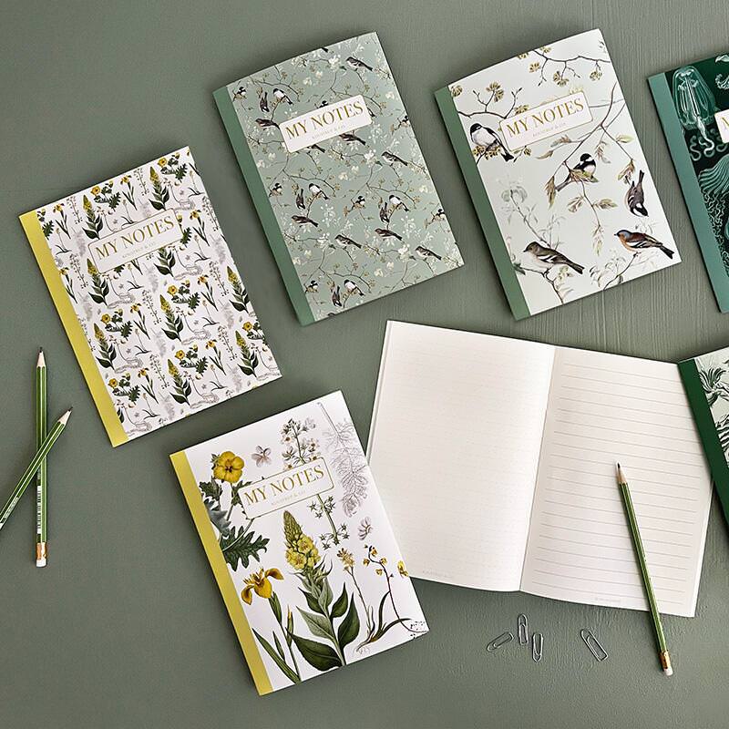 Noteshæfte med gult blomstermotiv - samling af flere forskellige notesbøger med motiver af dansk flora og fauna – Et Sanset Univers