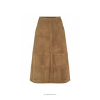 Petra Suede leather Skirt - i cognac farve, medi længde, lynlås og elastik - tidløs - set forfra - hos Et Sanset Univers