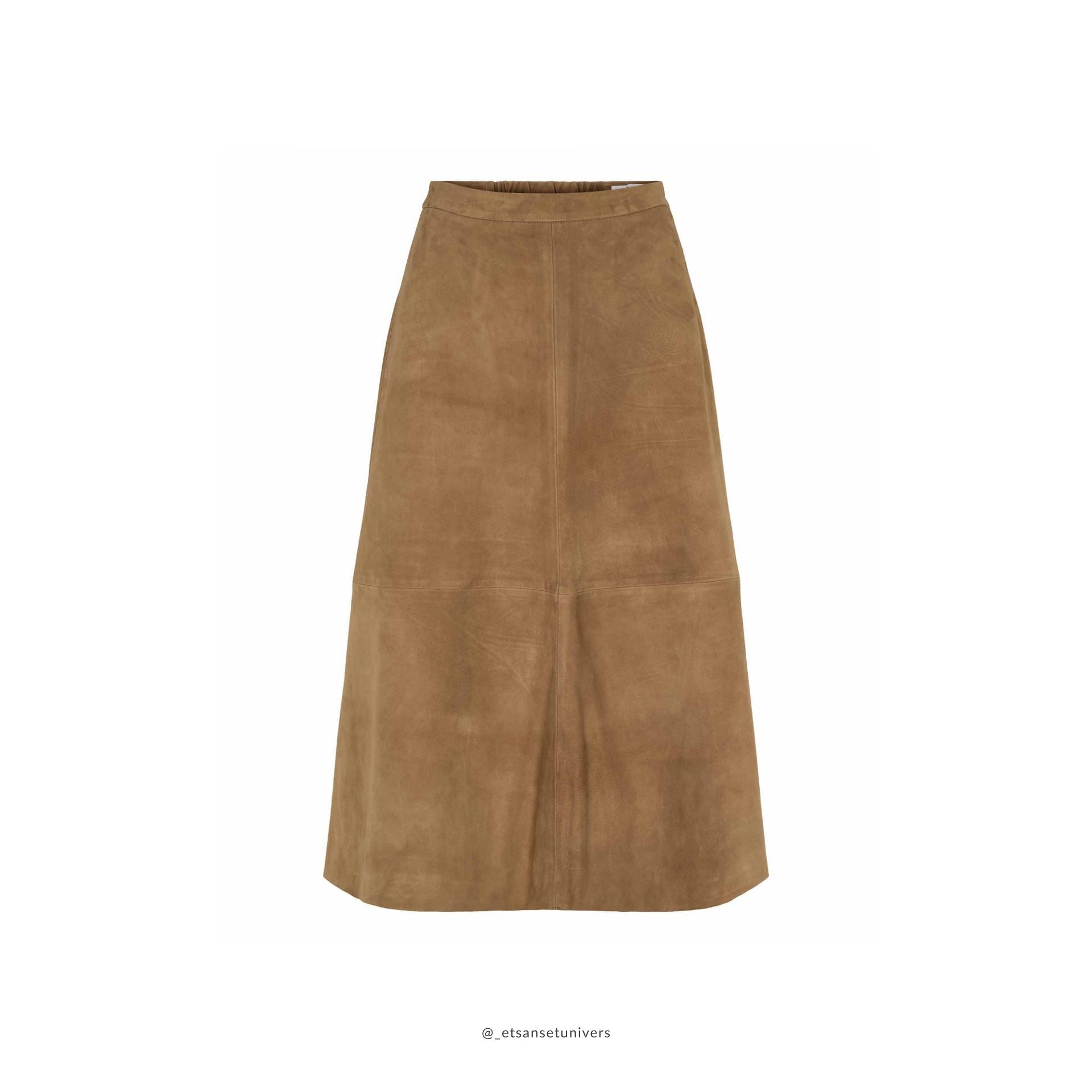 Petra Suede leather Skirt - i cognac farve, medi længde, lynlås og elastik - tidløs - set forfra - hos Et Sanset Univers