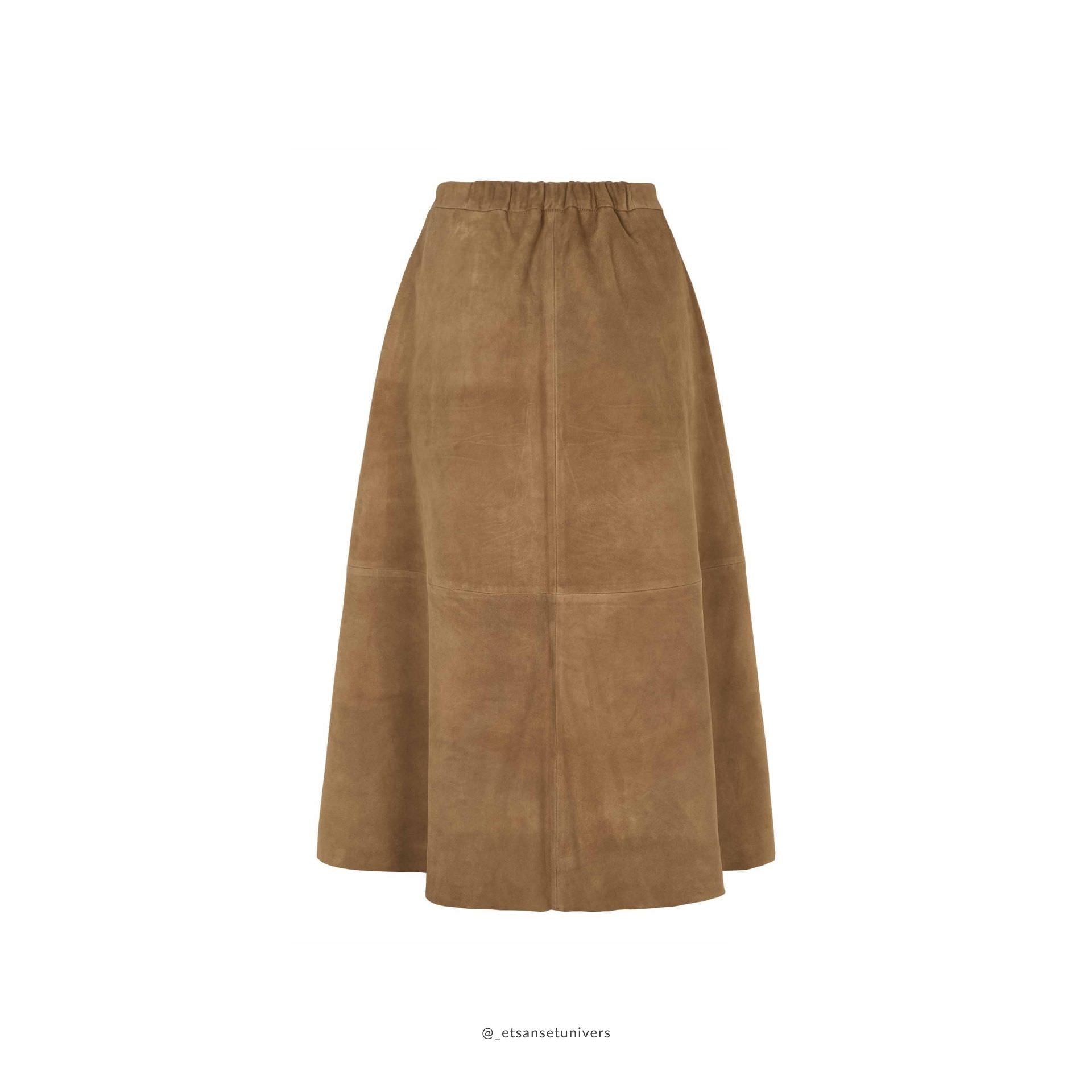 Petra Suede leather Skirt - i cognac farve, medi længde, lynlås og elastik - tidløs - set bagfra - hos Et Sanset Univers