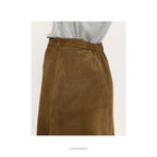 Petra Suede leather Skirt - i cognac farve, medi længde, lynlås og elastik - tidløs - set close up fra lynlås i siden på model - hos Et Sanset Univers