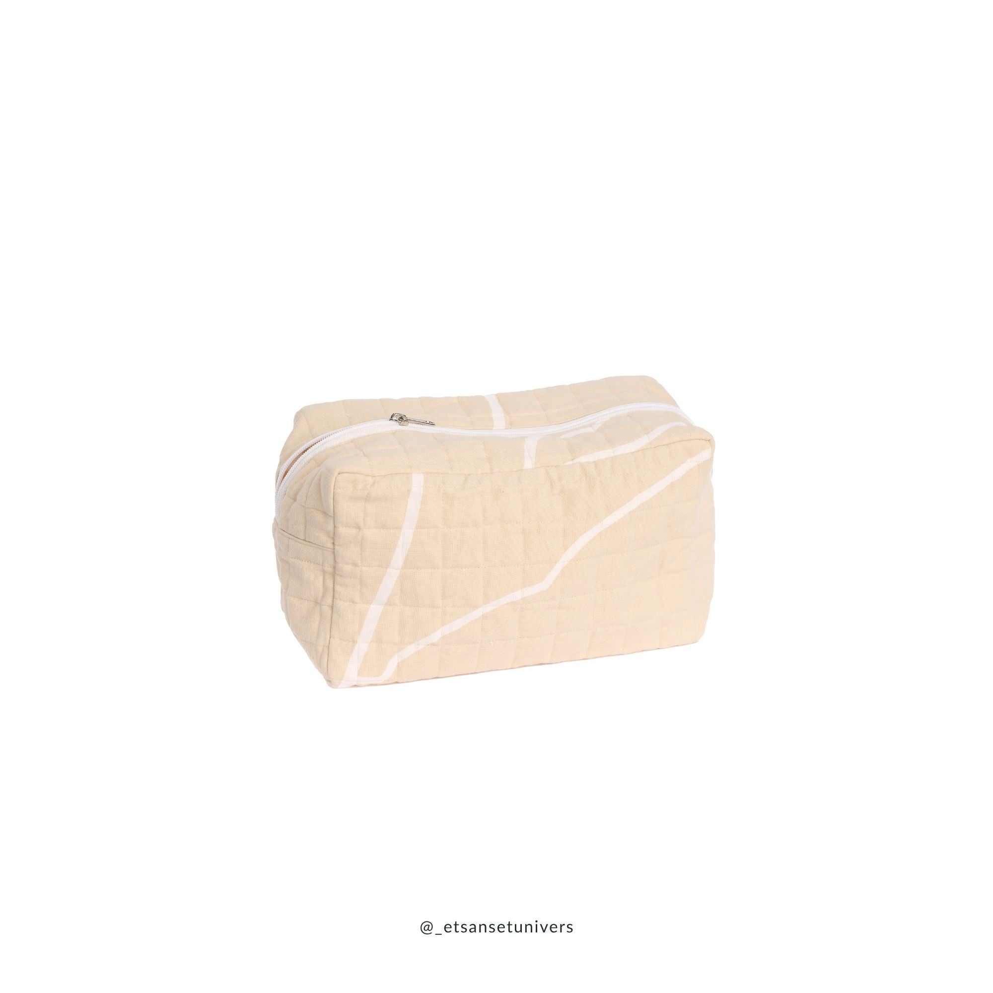 RECONNECT toilettaske lukket, set fra siden - i farven lys honning – økologisk bomuld med mycelium-print – Et Sanset Univers