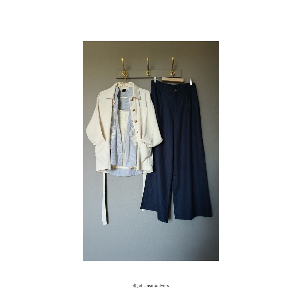 Rita 100% hør bukser - Midnatsblå - med knap i imiteret ben og lynlås, samt praktiske lommer - set som styling forslag med Herle bomuldsjakke, Aleksandrine broderi bomuldsvest og Viveca Anglaise bomulds spaghettistrop top - Hos Et Sanset Univers