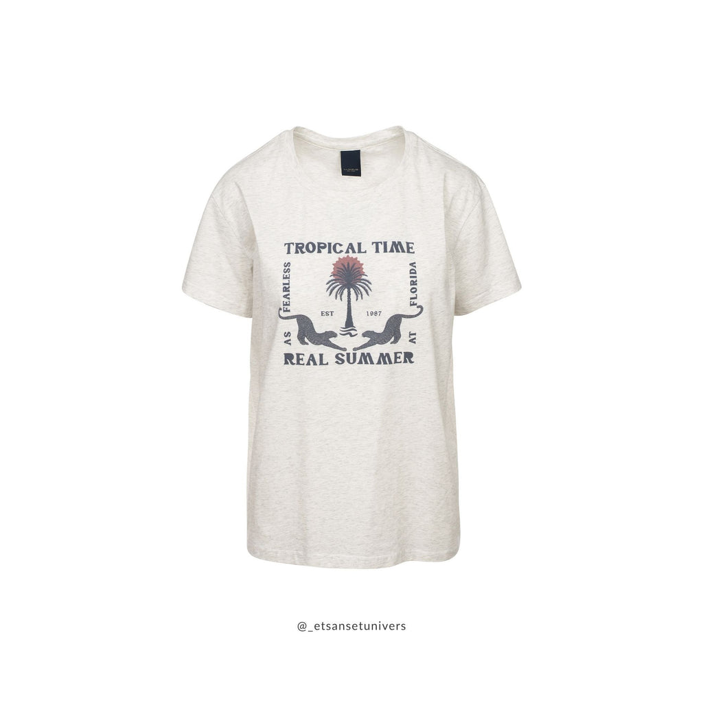 Troti t-shirt i lysgrå meleret – retro box-fit t-shirt med kattedyr og palmeprint, vist forfra - Et Sanset Univers
