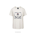 Troti t-shirt i lysgrå meleret – retro box-fit t-shirt med kattedyr og palmeprint, vist forfra - Et Sanset Univers