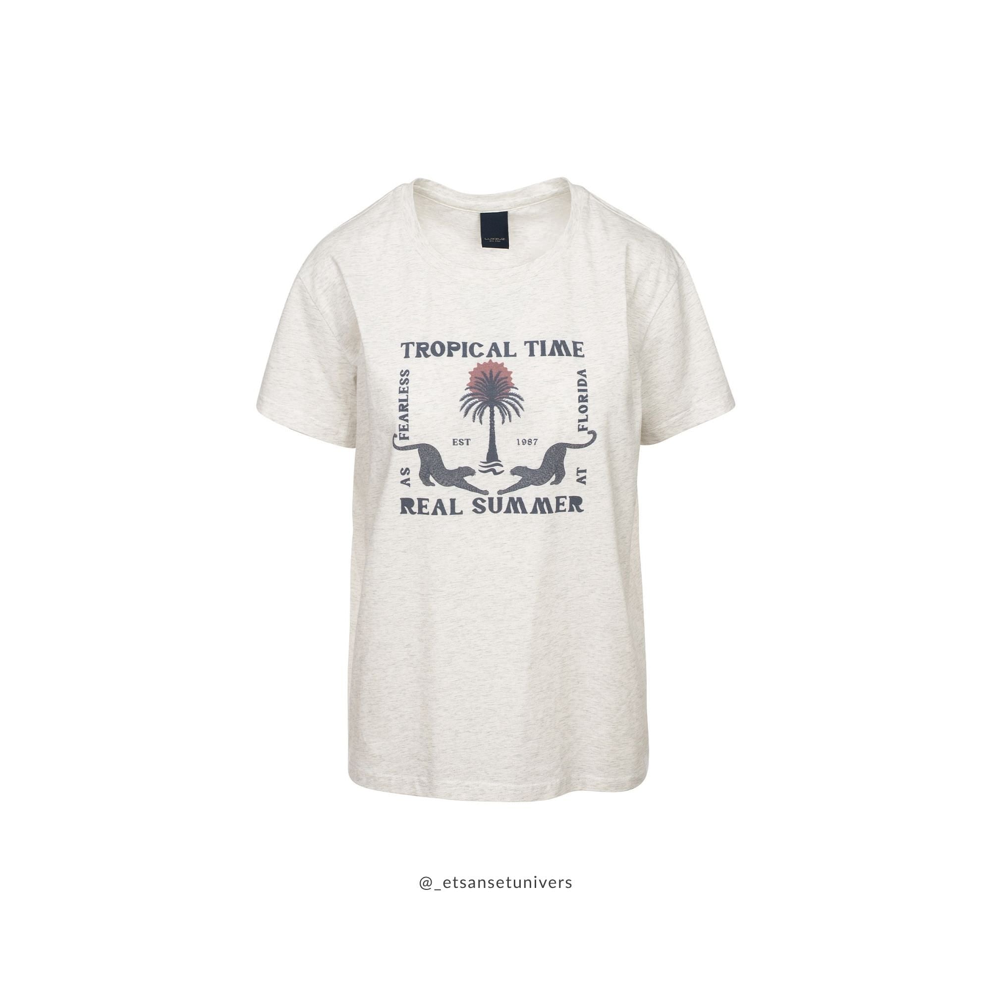 Troti t-shirt i lysgrå meleret – retro box-fit t-shirt med kattedyr og palmeprint, vist forfra - Et Sanset Univers
