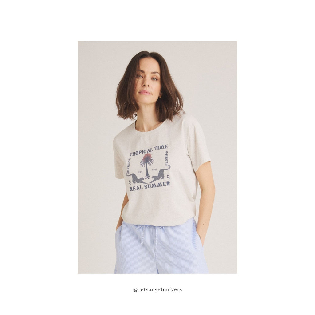 Troti t-shirt i lysgrå meleret stylet med Elilisho Shorts i Palace Blue – afslappet retro sommerlook - Et Sanset Univers