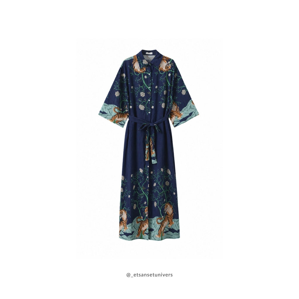 Vendla kimono i Dyb havblå forfra – kunstnerisk kimono med asiatisk tigermotiv og flydende silhuet fra Et Sanset Univers