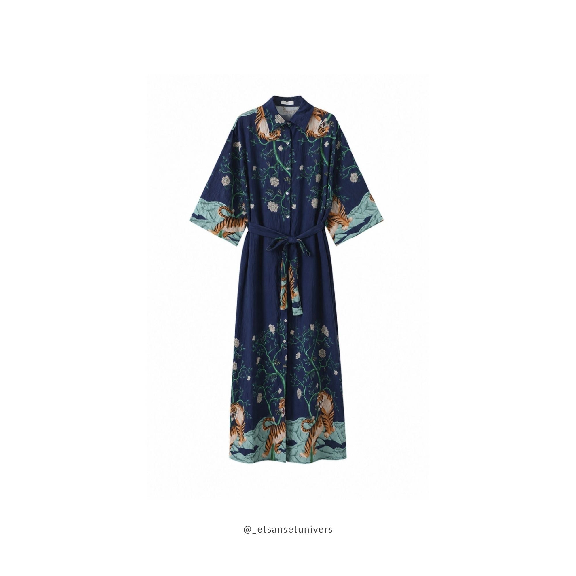 Vendla kimono i Dyb havblå forfra – kunstnerisk kimono med asiatisk tigermotiv og flydende silhuet fra Et Sanset Univers