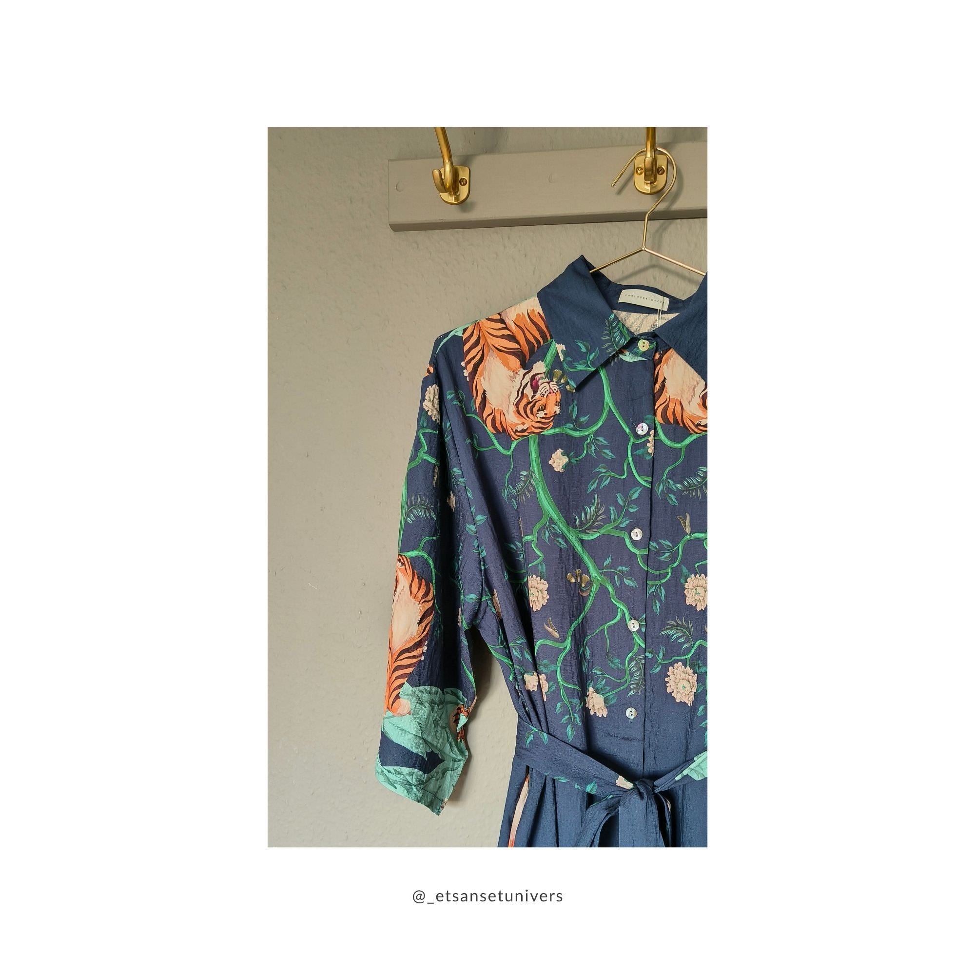 Nærbillede af tigermotiv og asiatisk budskab på Vendla kimono i Dyb havblå – kunstnerisk print med eksotisk vibe - Et Sanset Univers