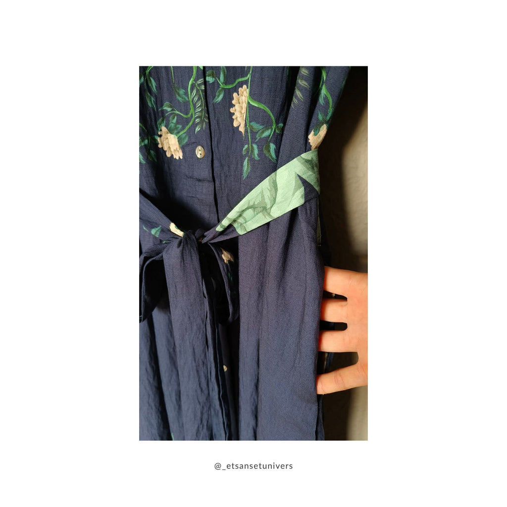 Nærbillede af tigermotiv og asiatisk budskab på Vendla kimono i Dyb havblå – kunstnerisk print med eksotisk vibe - Et Sanset Univers