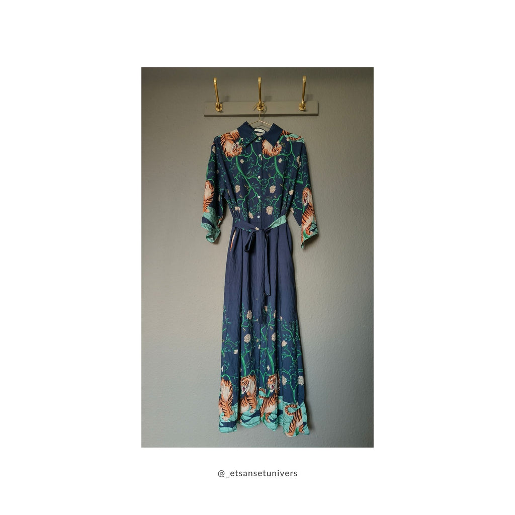 Vendla kimono i Dyb havblå forfra – kunstnerisk kimono med asiatisk tigermotiv og flydende silhuet fra Et Sanset Univers