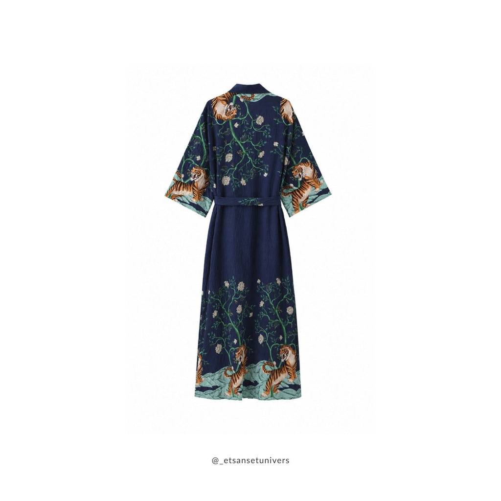 Vendla kimono i Dyb havblå bagfra – kunstnerisk kimono med asiatisk tigermotiv og flydende silhuet fra Et Sanset Univers