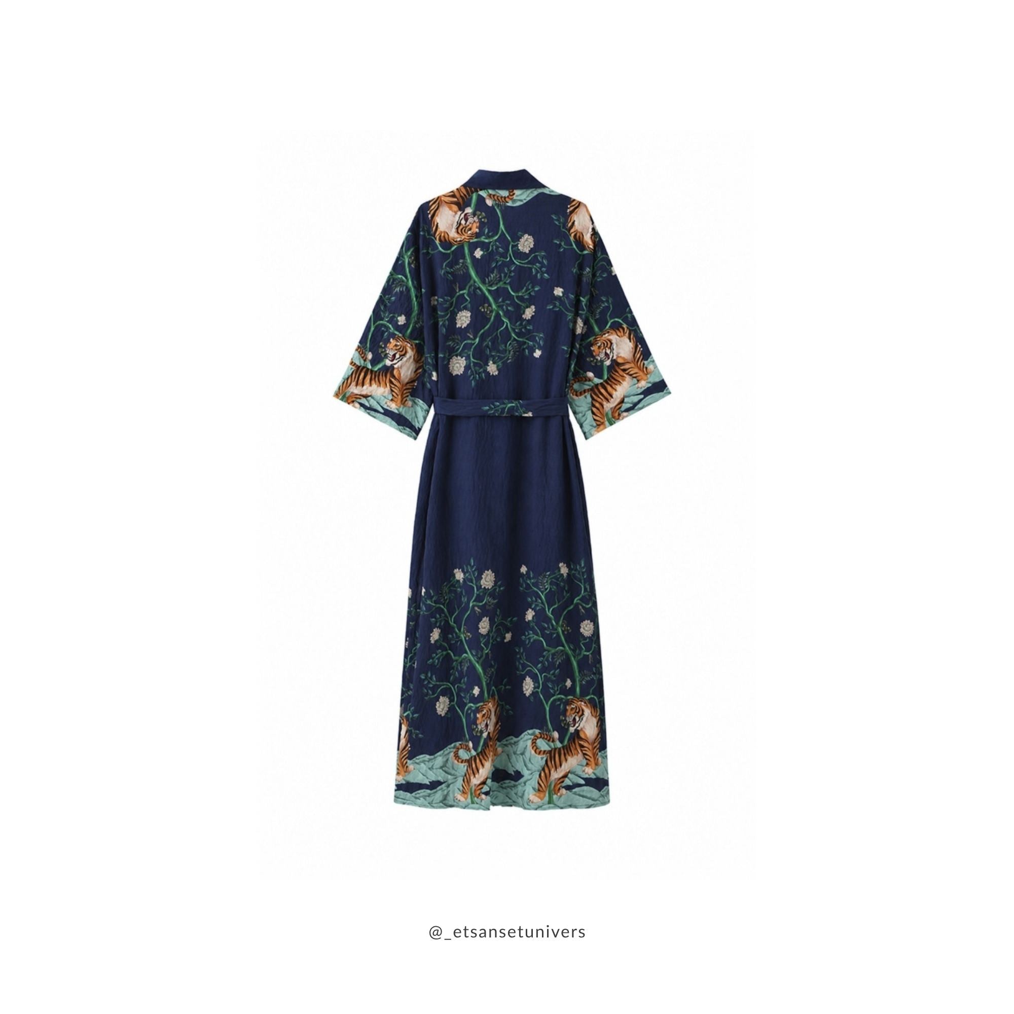 Vendla kimono i Dyb havblå bagfra – kunstnerisk kimono med asiatisk tigermotiv og flydende silhuet fra Et Sanset Univers