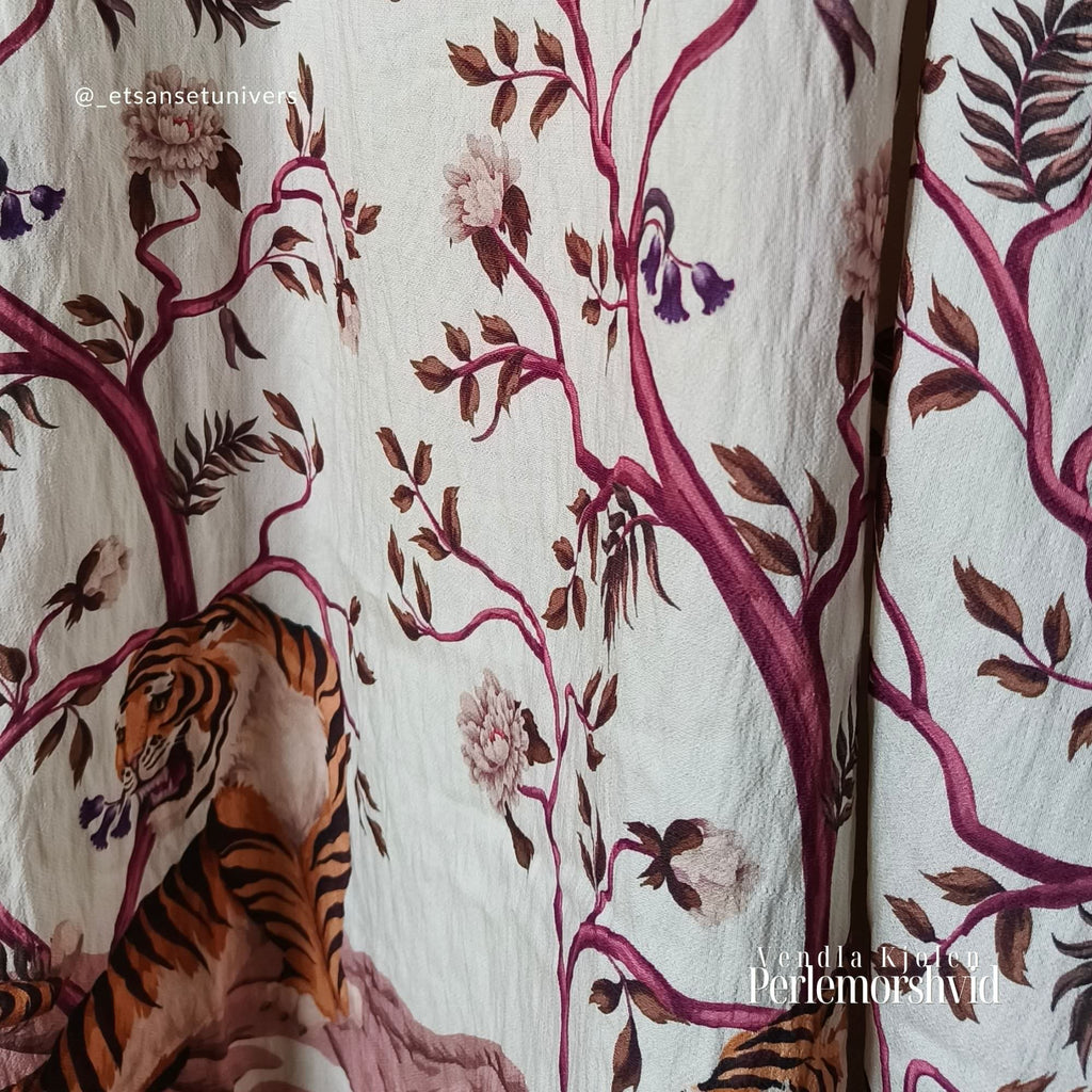 Nærbillede af tigermotiv og asiatisk vibe på Vendla kimono i Perlemorshvid – kunstnerisk print - Et Sanset Univers