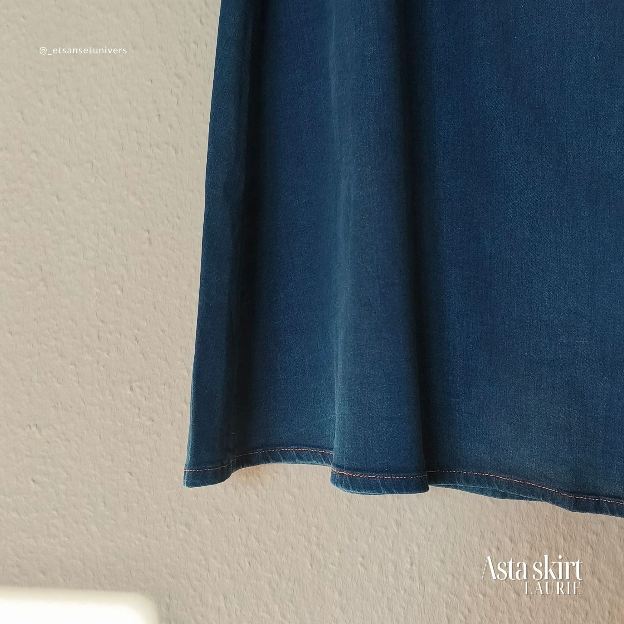 Nederdel i marineblå – close up bundsøm - Et Sanset Univers